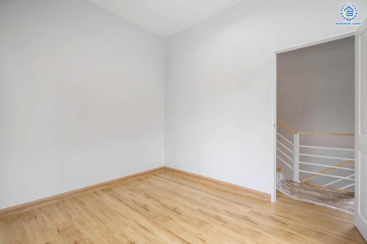 บ้านมือสองตกแต่งใหม่ ม.วิลล่าการ์เด้น3 บางกรวย-ไทรน้อย เนื้อที่ 52 ตร.ว. ฟังก์ชัน 3 ห้องนอน 3 ห้องน้ำ จอดรถได้ 2 คัน บรรยากาศเป็นส่วนตัว บนทำเลศักยภาพ ใกล้เซ็นทรัลเวสต์เกต เชื่อมต่อหลายเส้นทาง ถ.รัตนาธิเบศร์, ถ.กาญจนาภิเษก และราชพฤกษ์ และรถไฟฟ้า "สถานีบางพลู"